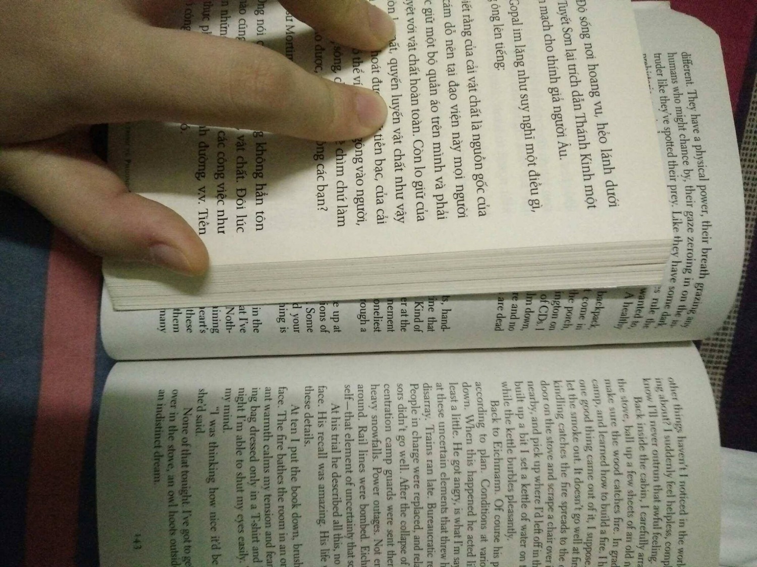 mình từng đc tặng quyển này và bị mất, vì rất thích và thấy tiki có bán nên quyết định mua.  lúc nhận hàng thấy quyển sách mình k biết nói phải sao nữa. thứ nhất là khổ sách, quyển sách trước của mình khá to và trên phần thông tin miêu tả của tiki cũng có ghi kích thước là 17x10x4 còn sách của tiki thì bé như bàn tay mình, chữ quá bé. thứ hai là giấy quá mỏng, tối k khác gì giấy báo cộng với việc chữ nhỏ nên thật sự rất rất khó đọc, thứ ba nữa là phần bìa sách, hai phần bìa gấp vào trong cùng phần tác giả đều k thấy, nhìn thực sự rất chán.