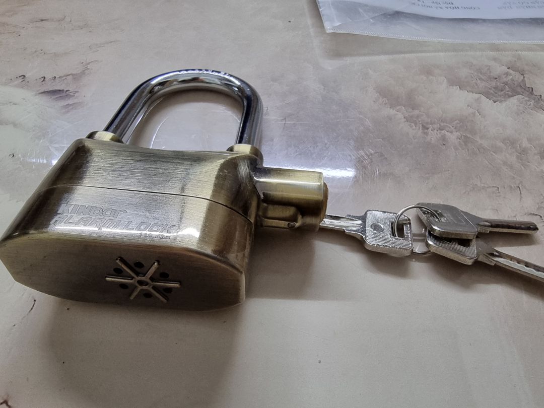 Mình mới dùng, cái nhìn cá nhân ban đầu khá chắc chắn và âm báo khá tốt, tiếng lớn, nhưng nhược điểm là rất nhạy và nếu loa lấy ngón tay hay vật thể nào bịt lại sẽ rất rất nhỏ hầu như không có hiệu quả. nhưng mình nghĩ NSX đã tính tới phương án đó bằng chứng là sau bao nhiêu giây sẽ báo, vì nếu người cố phá khóa thì họ phải tính cho nhanh nhất có thể, ko ai ngồi chờ để bị để ý. Mong NSX sẽ có thêm chỗ phát tín hiệu nhiều hơn thì sẽ rất OK.  Đó là ý kiến cá nhân mình thấy. Nhìn chung đáng với số tiền bỏ ra. Thank you!