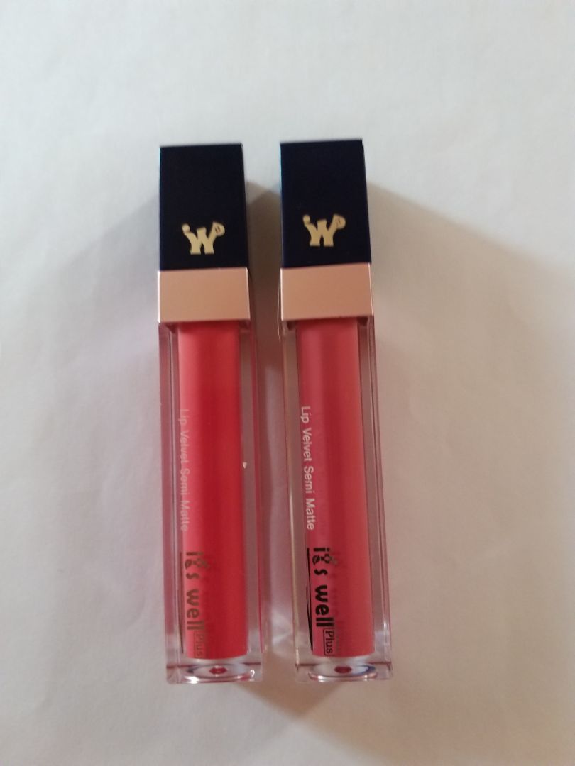 Son lên màu chuẩn, lâu trôi. Thỏi son xinh xắn đc đựng cái trong hộp bé xíu, nhìn dễ thương dzô cùng ! 😍