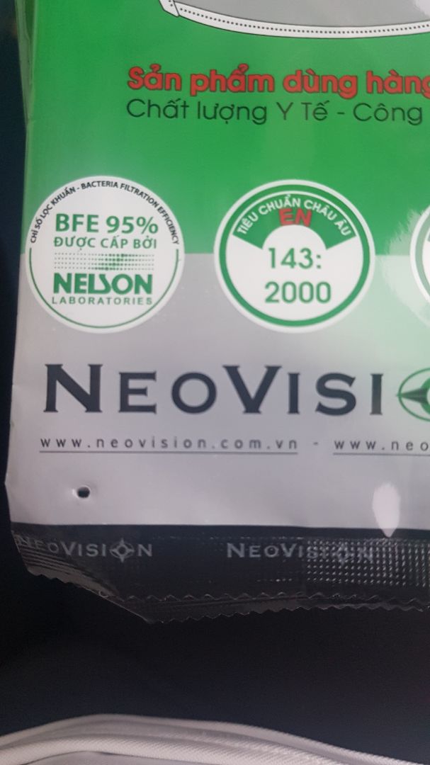 hàng giao thì ok, nhưng mình k hiểu là tạo sao lại có đục 1 lổ dưới góc vậy,k biết như vậy có ảnh hưởng gì đến chất lượng khẩu trang k?
