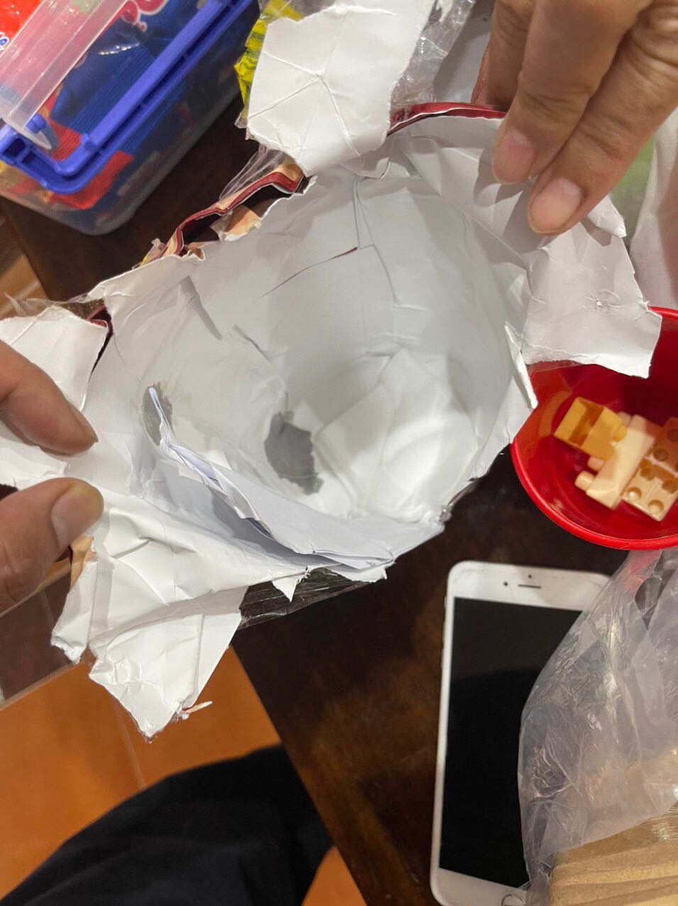 Rất tệ! Đóng gói quá cẩu thả! Chỉ bọc qua và viết hàng dễ võ! Tôi đã cẩn thận dùng kéo và dao vừa nhâc phía đầu trên chai mật ong ra thì mật ong trào ra bàn chảy lên láng ra đất( vỡ vụn phần đáy)
Và … như vạy chai mất ong k dùng được tí nàocác hãng khác về chai lọ thuỷ tinh đóng gói rats cẩn thận ( hộp bìa , xốp… chèn rats đàng hoang)
Đề nghị TiKi xem lại cách đóng gói của shop và có phương án đền bù cho khách hàng