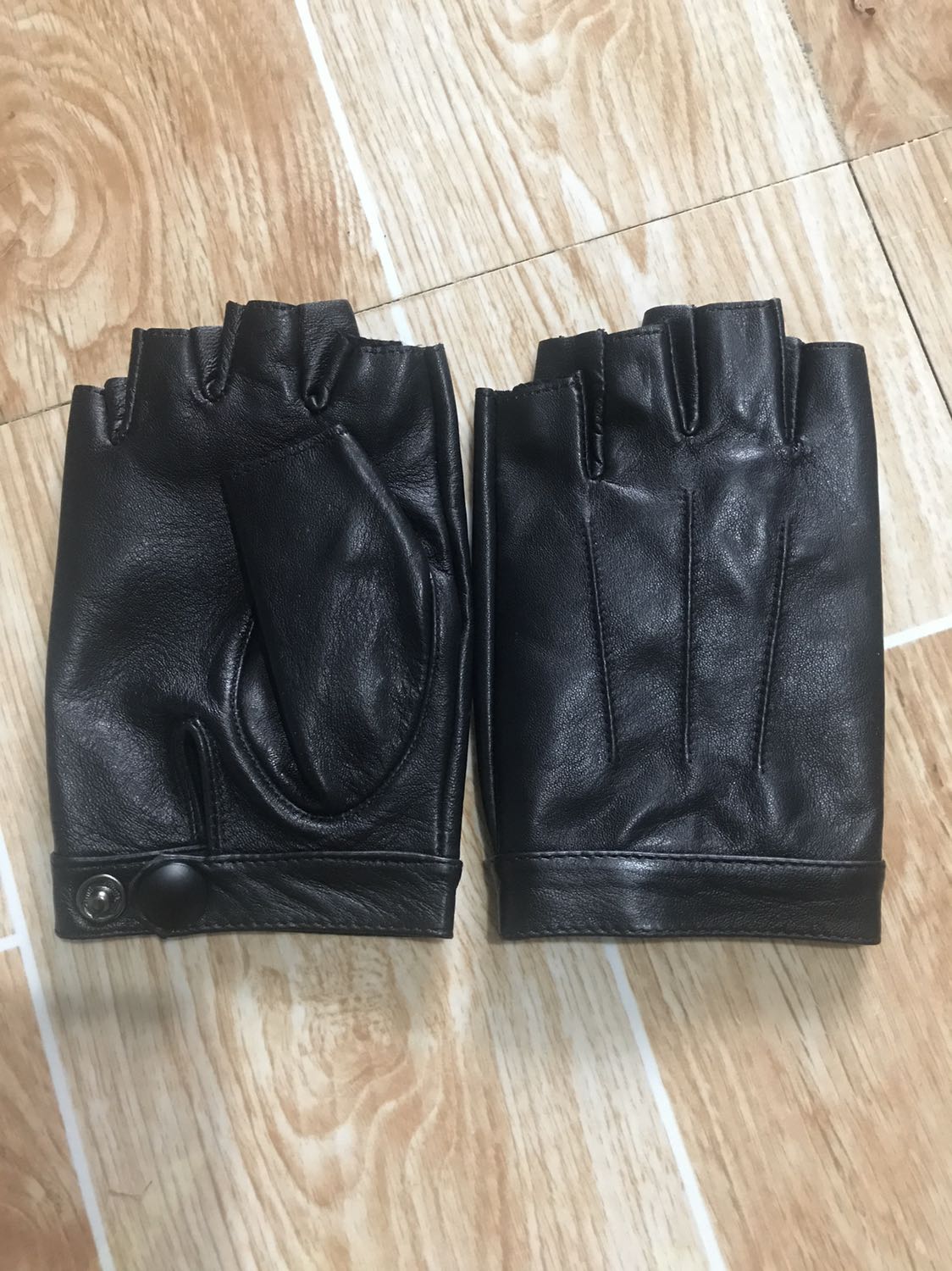 Hàng đúng đẹp không chê vào đâu được, đường may rất đẹp kèm theo da rất mềm mại..!
Đặt biệt đóng gói rất kĩ nhìn là ko thể chê 1 lời đươc. Hàng đúng đẹp không chê vào đâu được, đường may rất đẹp kèm theo da rất mềm mại..!
Đặt biệt đóng gói rất kĩ nhìn là ko thể chê 1 lời đươc.