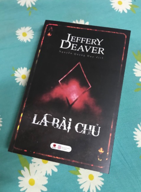 Jeffery Deaver là độc nhất vô nhị với những cuốn trinh thám viết về khoa học hình sự và phân tích hiện trường. Các nhân vật phản diện trong các tác phẩm của ông đều là những nhân vật kiệt xuất, văn võ song toàn. 

Henry Loving, kẻ phản diện trong tác phẩm này là một kẻ tàn bạo, độc ác nhưng vô cùng thông minh. Kỹ năng moi thông tin, áp đặt, thao túng tâm lý của hắn thuộc dạng siêu hạng. Chắc chỉ có xác chết mới có thể giữ im lặng, chứ người sống mà gặp hân, câm thì cũng phải cố mà trình bày, không thì sống không bằng chết.

Mấy cao thủ mê game nhập vai, thích trời đen đỏ với bài bạc cờ quạt mà đọc quyển này chắc đọc quên thời gian. Đã lắm.

Đặc vụ Corte sẽ phải đối mặt với Loving trong 1 trận chiến cân não, không khoan nhượng, cực kỳ tàn khốc và…không có kết quả hoà. Lá bài của bạn có thể lại là kẻ đưa tin, chỉ điểm của người kia, nhân vật nào cũng có thể là Lá Bài Chủ của người này hoặc người kia. 

Như Binz từng nói: “trai hư anh không phải diễn, nhưng trai tốt anh phải vào vai.”. Phải hư hỏng, đủ từng trải mới đủ trình nắm được Lá Bài Chủ.