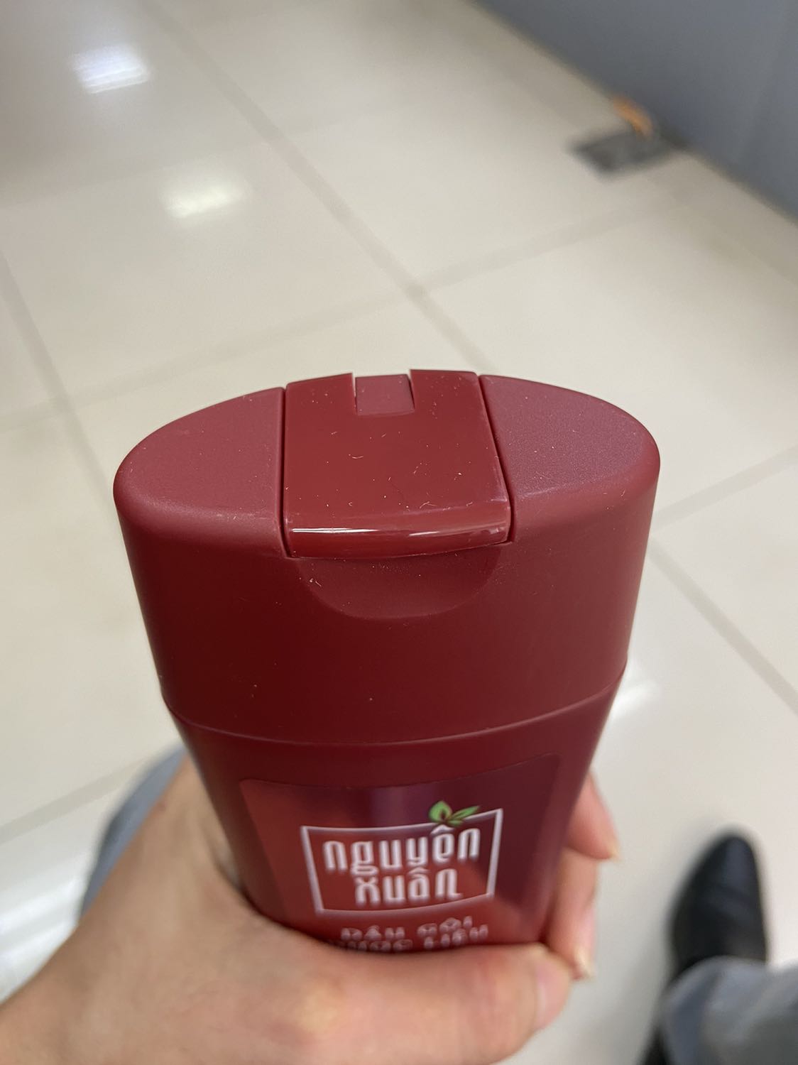 Giao hàng nhanh, đóng gói kỹ lưỡng.
Tuy nhiên cả hộp đựng và chai dầu gội đều không có tem niêm phong. Nên tôi hoang mang quá! Không biết có mua đúng hàng thật không? Chẳng lẽ nhà sản xuất không dùng tem niêm phong sản phẩm?