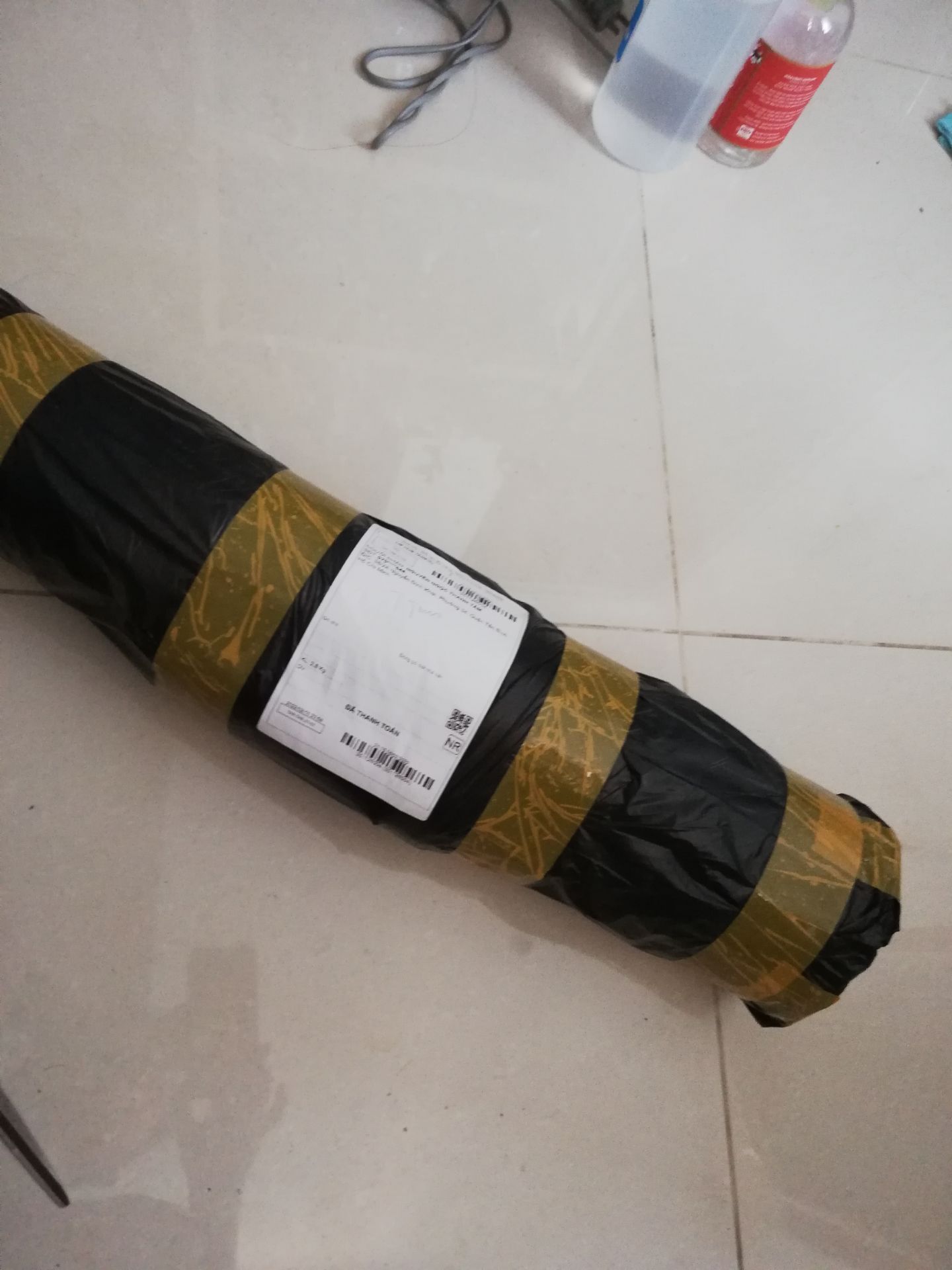 Đóng gói chắc chắn, giao đủ hàng. Mình mua chung với thảm tập yoga.