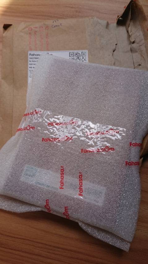 Giao hàng nhanh, bị delay đôi chút vì trời mưa nhưng shipper có gọi lại báo lý do và hẹn giao lại ngay buổi sáng hôm sau. Đóng gói cẩn thận, sau lớp bao giấy bên ngoài là một bao xốp chống sốc bên trong rất cẩn thận.