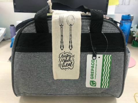 Hàng giao cực nhanh,túi nhiều ngăn tiện mang nhiều thứ khi đi làm,giá hợp lí,hi.