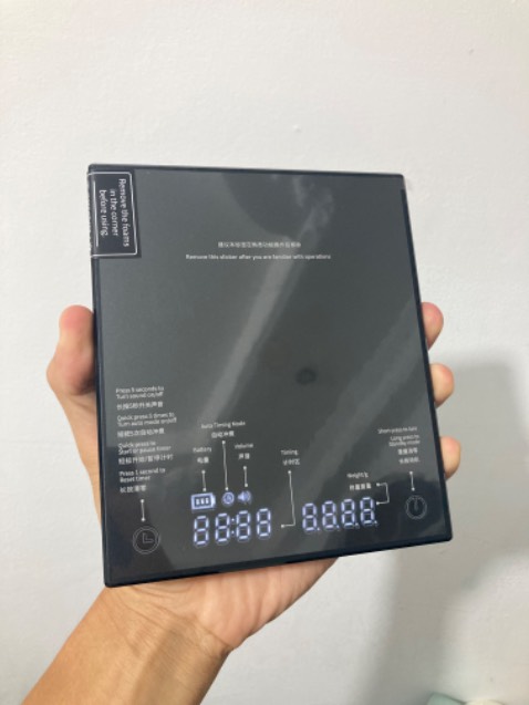 Cân thiết kế đẹp nha, cân khá chính xác. Sử dụng dễ, có đồng hồ bấm giờ cho ai làm espresso chẳng hạn. Tiện.