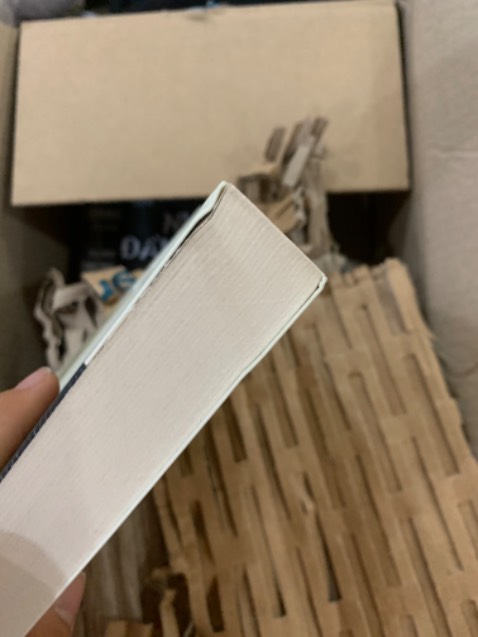 Sách nhìn rất cũ và móp méo luôn, k hiểu được dạo này tiki làm ăn kiểu j luôn. Đợt này sách mình bị gãy góc hết trơn