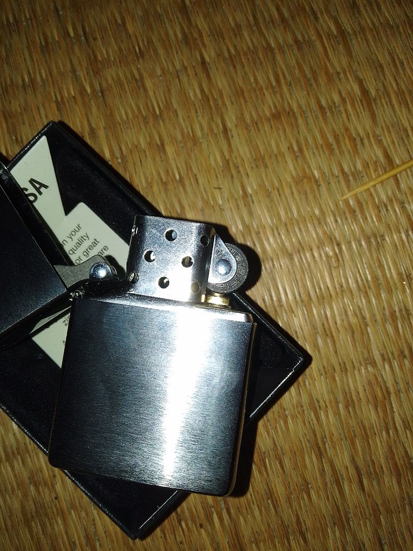 Mọi thứ đều ok... zippo đẹp nhẹ...âm thanh nghe như rút kiếm... chỉ có bánh xe bị ngược nhưng mình tự sửa đc