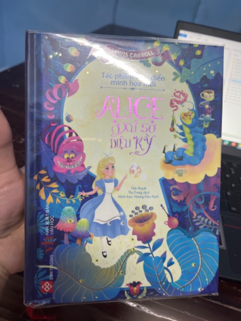 Cuốn sách nho nhỏ dễ thương. Có tranh minh hoạ cho các bé. Nhưng với mình thì phù hợp với bé lớn lớn xíu tầm 8-9 tuổi, bé mình 6t thì không hợp lắm. Vì đây là một câu chuyện đầy trí tưởng tượng phong phú của cô bé Alice, đã là trẻ thơ thì trí tưởng tượng đa dạng, phong phú và bất chấp tính logic. Do đó k hợp lắm với độ tuổi con mình - thường hỏi những câu vì sao như vậy, cần sự rõ ràng mạch lạc, nhưng mình cũng k viết giải thích sao luôn; vì đây là trí tưởng tượng, điều gì cũng có thể