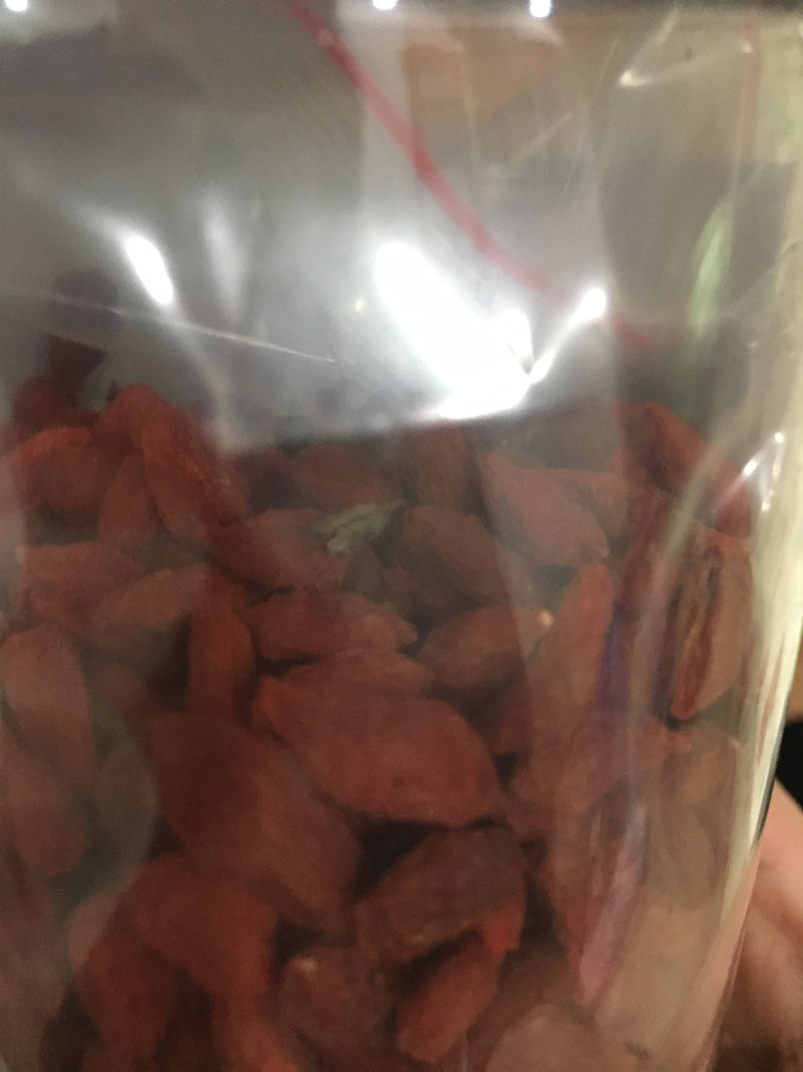 Sản phẩm mua về, may đến giờ mình chưa mở ra dùng, vẫn còn nguyên tem. Nhìn vào bên trong có vài con như kiểu ruồi hay muỗi gì đó. Mình rất quan ngại về vấn đề vệ sinh an toàn thực phẩm nên ko biết có dùng được ko. Mình chưa mở ra nên cũng ko biết túi có đóng kín hay hở mà những con đó sống bình thường trong đó như vậy. Mình mua cũng được 2-3 tuần rồi, nay rảnh mới phản hồi được mà trong khi giá cũng mắc. Là khách hàng thân thiết của Tiki, đây là lần mình thấy ko hài lòng nhất. Không biết giờ chính sách đổi trả còn hiệu lực ko???