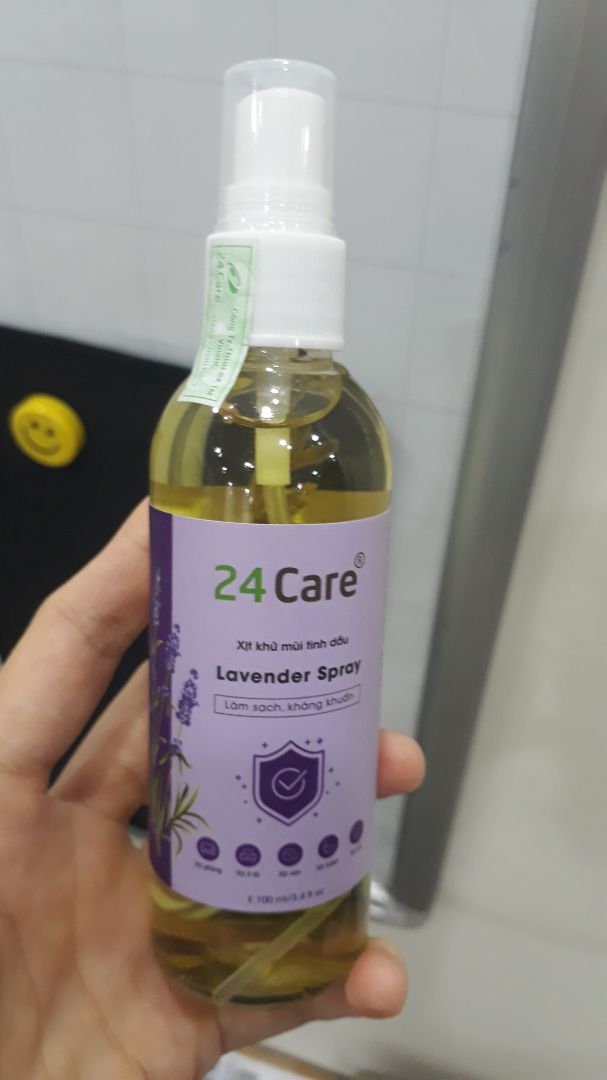 Thấy mấy chai xịt như này rất tiện, đem đi đâu cũng đc. Chỗ nào có mùi hơi khó chịu mang ra xịt là đỡ hẳn. Chai xịt của shop còn có nhánh hoa bên trong nữa nhìn hay hay.