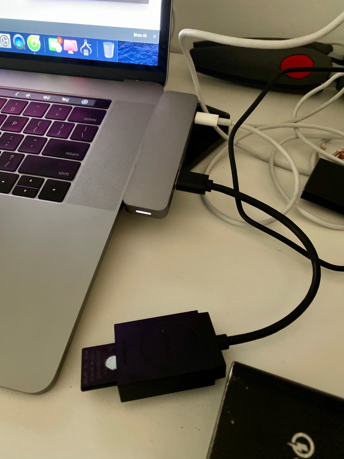 Mình dùng Ipad mới đầu kết nối ko được, cứ nghĩ do không tương thích.
Sau khi sửa macbook về thì cắm vào *** cũng ko nhận đầu đọc.
Nghĩ sao lại ship một sản phẩm không dùng được đến cho khách mà coi được
Các bạn mua sản phẩm này nhớ *** cẩn thận