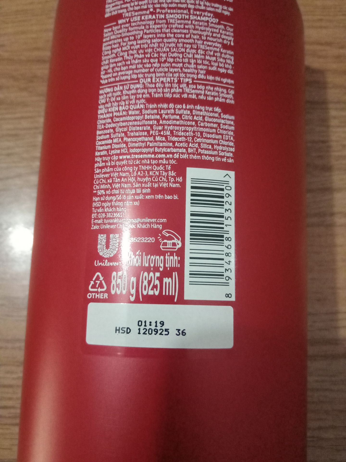 Bao gói hơi khó chịu nhưng may mắn là không có hư hỏng. 
Giao hàng nhanh, shipper ổn.
Hạn sử dụng hơn 2 năm, ngoại hình sạch sẽ.
Chưa dùng thử nên chưa kiểm tra vòi xịt có ổn không, tạm thời không có lỗi.