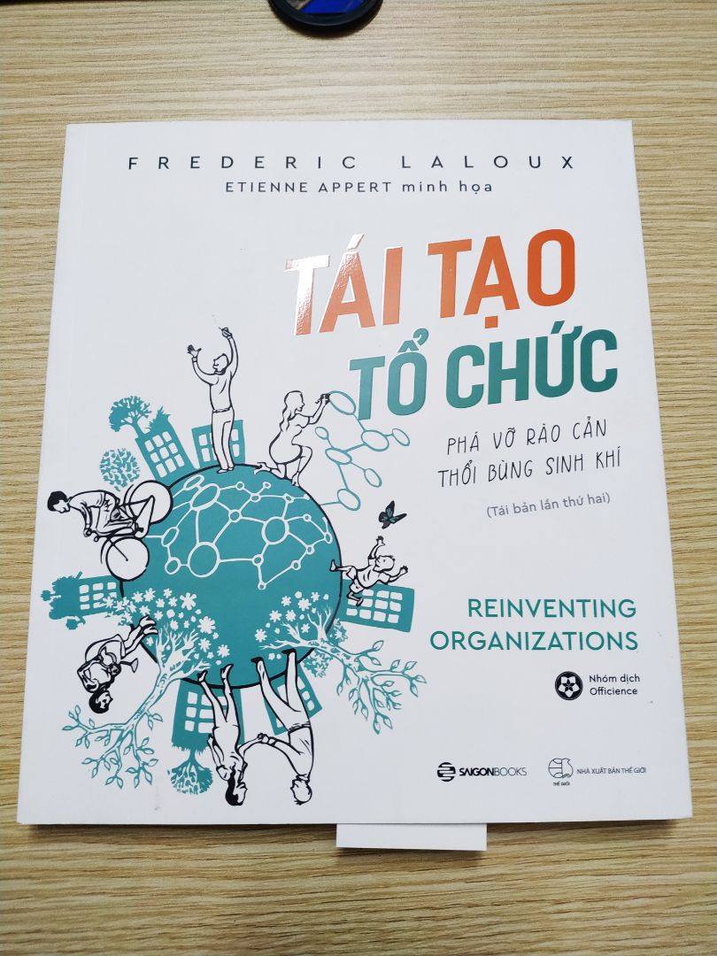 Lâu lâu mới thấy giá sách có quyển sách hình vuông. hehe. Nội dung sách về cách hoạt động của tổ chức và cách tạo đột phá rất mới mẻ. Có hình minh hoạ nên đọc không bị cảm giác nhàm chán.  Dịch vụ tiki giao hàng nhanh như tia chớp vậy. hehe, mới đặt hàng hôm trước mà hôm sau có rồi. Thích ghê, anh ship vui tính nữa. Cảm ơn anh Ship và Tiki nhiều nha.