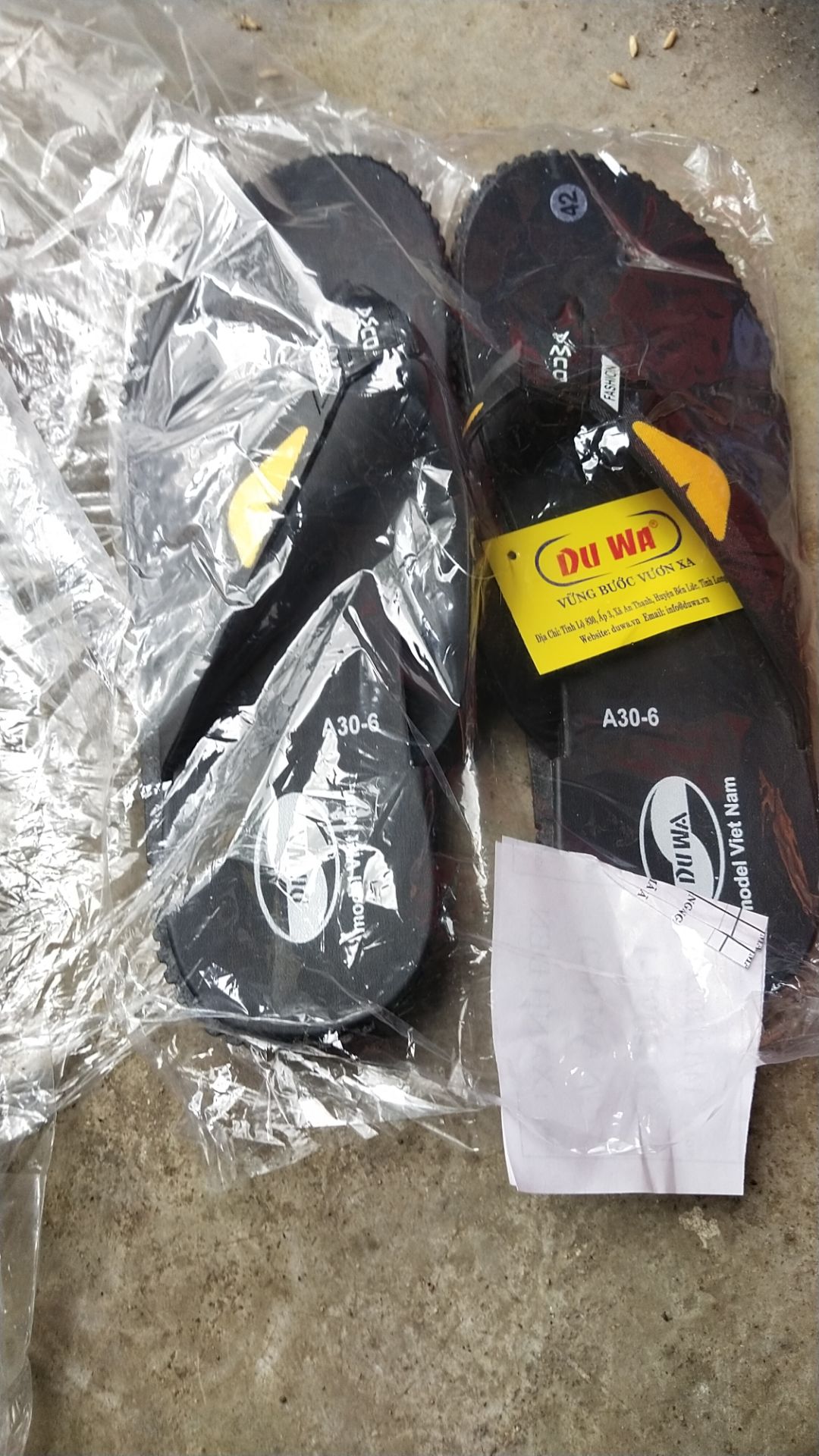 tính tiền 2 đôi nhưng giao có một làm ăn cầu thả yêu cầu gửi bù hoặc trả hàng hoàn tiền...