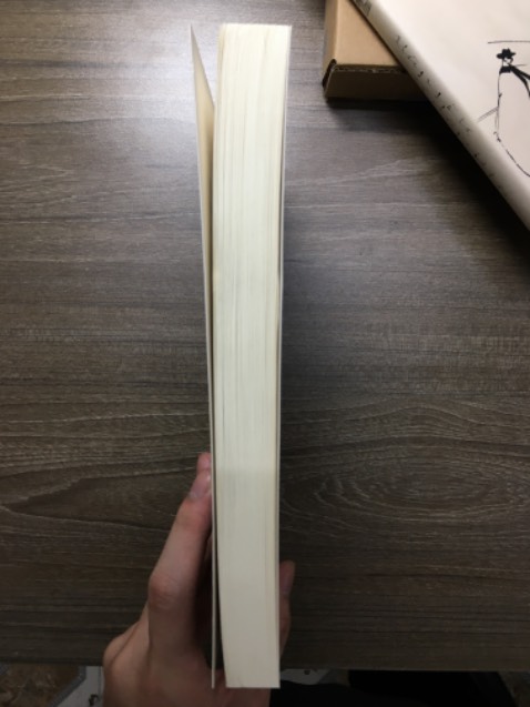 Sách hơi cũ, có vài lỗi nhỏ ở bìa, như kiểu để kho rất lâu rồi ý.