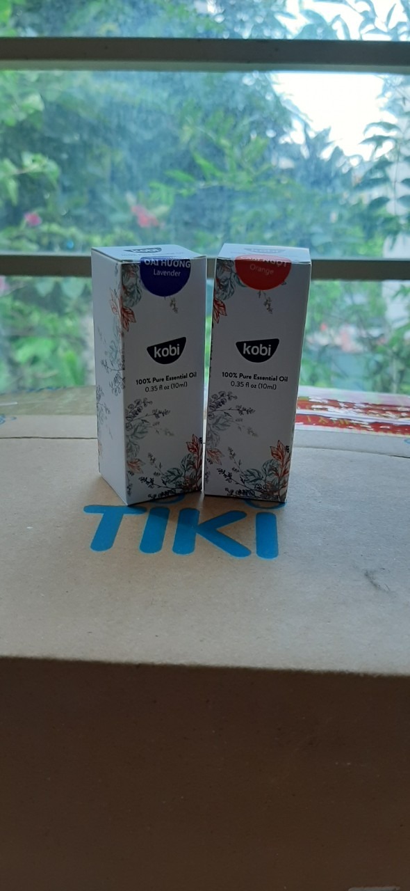 Mình mua tinh dầu ở rất nhiều cửa hàng rồi nhưng lần này mua tinh dầu của shop Kobi thật sự mình không ngờ khi mở nắp chai ra mùi tinh dầu đúng là rất thơm luôn, đúng là mùi tinh dầu nguyên chất 100 phần trăm luôn. Khi đặt tinh dầu của shop Kobi này mình rất phân vân không biết có phải là tinh dầu thiên nhiên không? Nhưng mình nghĩ thôi kệ đặt thử một lần coi sao? Hôm nay nhận được tinh dầu thì mình mở nắp ra liền luôn. Thiệt là mình rất vui vì đã tìm được shop này bán tinh dầu rất chất lượng nên mình sẽ mua shop Kobi này sài sẽ an tâm hơn. Bao bì thì rất đơn giản nhưng đẹp, chụp choẹt mãi không chán. Tiki đóng gói hàng khá cẩn thận, giao hàng thì nhanh như 1 cơn gió. Mihf sẽ tiêp tục ủng hộ shop và sẽ giới thiệu cho bạn bè ủng hộ. Chúc shop buôn bán đắt hàng nhé. Cám ơn shop kobi và tiki nhiều ạ 