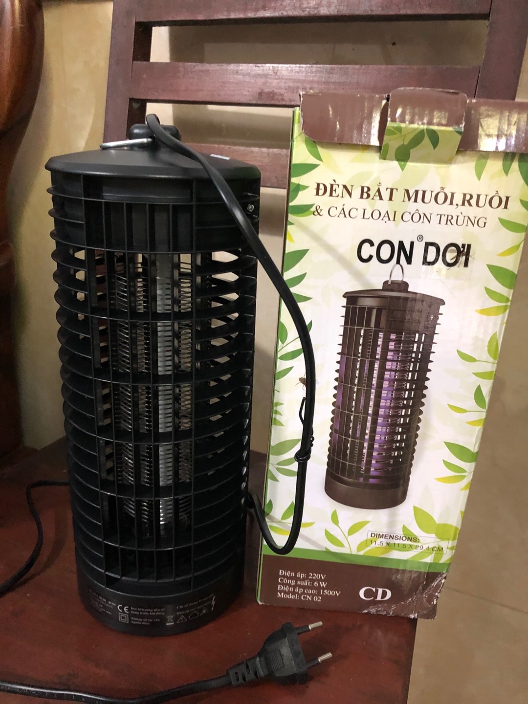 Khủng khiếp chưa anh em ? 
Nhà gần hồ nên cứ mưa xong ko khác gì chiến tranh luôn
Đóng kín cửa cho đèn ra ngoài và tắt hết điện. Sau 2h tháo ra và phát hốt. Mua thêm cái nữa mang về cho bố mẹ dùng. 
Nhà nào nhiều nên dùng 2 cái 1 lúc công suất mới cao được. qua ngaỳ hôm sau thì đở hẳng, nhà sạch sẽ hơn.