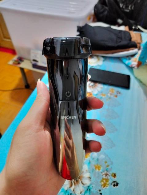 Lưỡi dao đi rất sát nha. Không khác gì cạo râu bằng dao cạo truyền thống. Nhanh nữa. Hiển thị pin thật sự, đo pin chuẩn. Công suất cao nên cạo nhanh và chuẩn, không dễ bị xước. Tốt, thích lắm.