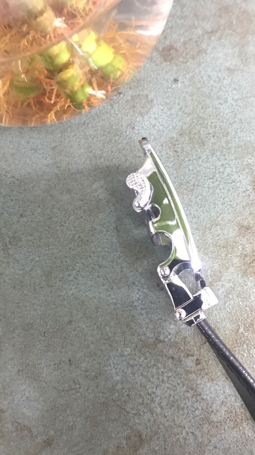 Mặt thắt lưng nhìn rất đơn giản nhưng nhận thì rất đẹp. Mặt rất thời trang, dễ phối đồ. Dây da rất dài và mềm. Mình phải cắt đi một đoạn đeo cho vừa. Dây may cũng khá là tỉ mỉ. Khoá tự động khỏi lo về việc bấm lỗ. Sản phẩm ok. Cảm ơn shop.