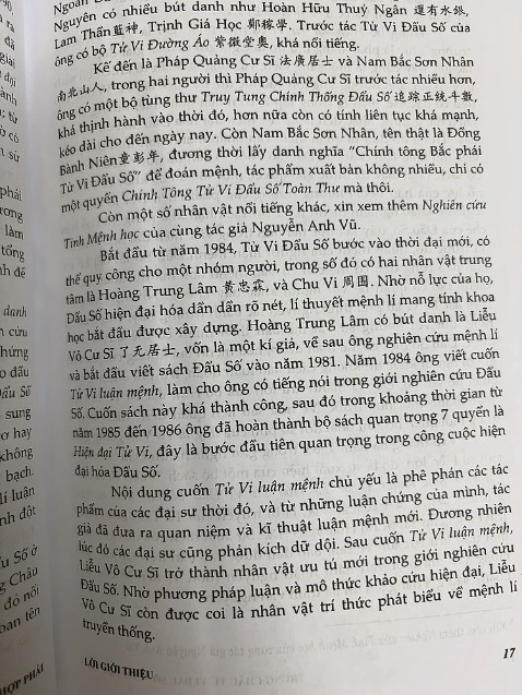 Sách mình thấy in không đều á, chỗ mực đậm, chỗ nhạt. Có nếp gãy nữa