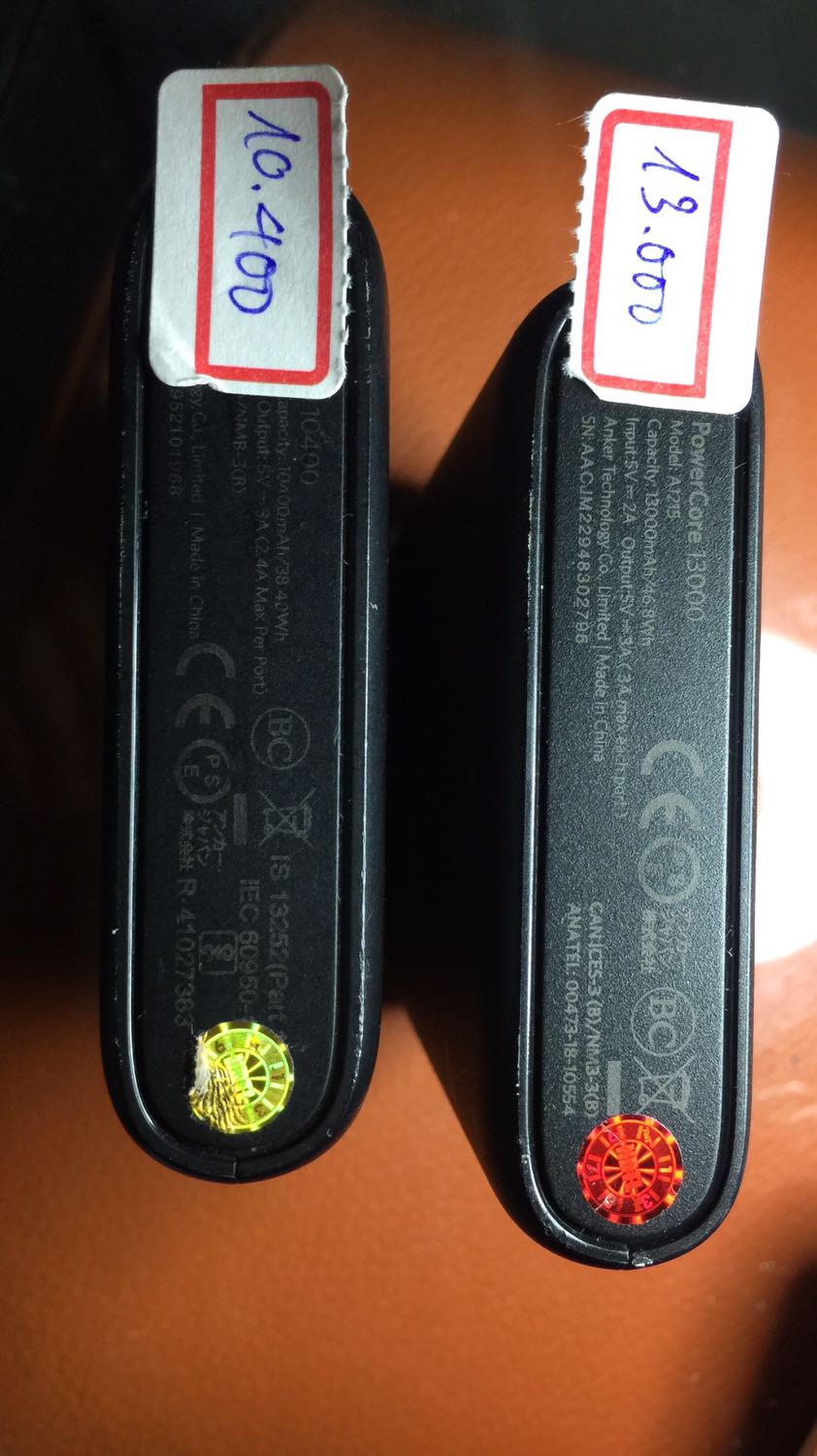 Pin dùng được mấy lần. Sạc đầy pin báo đủ 4 đèn. Sạc cho đt thì ko được. Bật nút nguồn bên cạnh 4 đèn nháy lên rồi tắt luôn kiểu như pin ko tích điện. Mình đang dùng anker 10400mah đem ra so sánh thì có vẻ anker 13000mah mới mua là hàng giả. Vỏ pin 13000 ko nhẵn mịn, chữ anker chìm ko sắc nét. Tổng số lần sạc cho đt chưa tới 10 lần