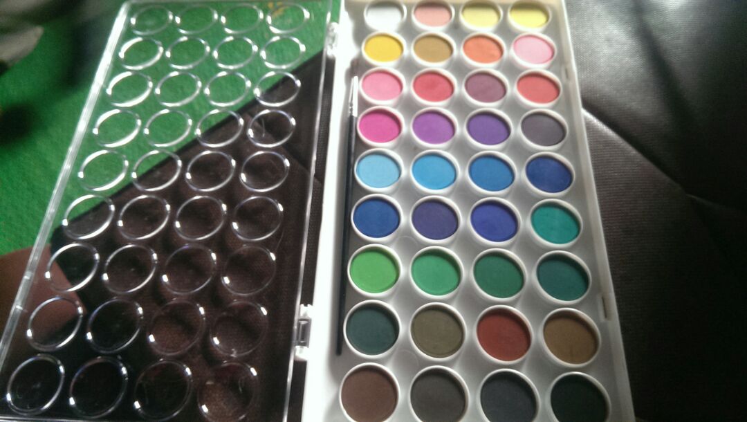 sp khá tốt tuy nhiên vỏ hơi xước chắc là trong qtrình vận chuyển có và đạp nhưng vẫn cho 5* vì sp tốt và giống hình mẫu, vì còn bận học nên chưa có tgian dùng thử nhưng mk có quan sát màu rùi, có lẽ là sd tốt, sau này vx sẽ ủng hộ shop