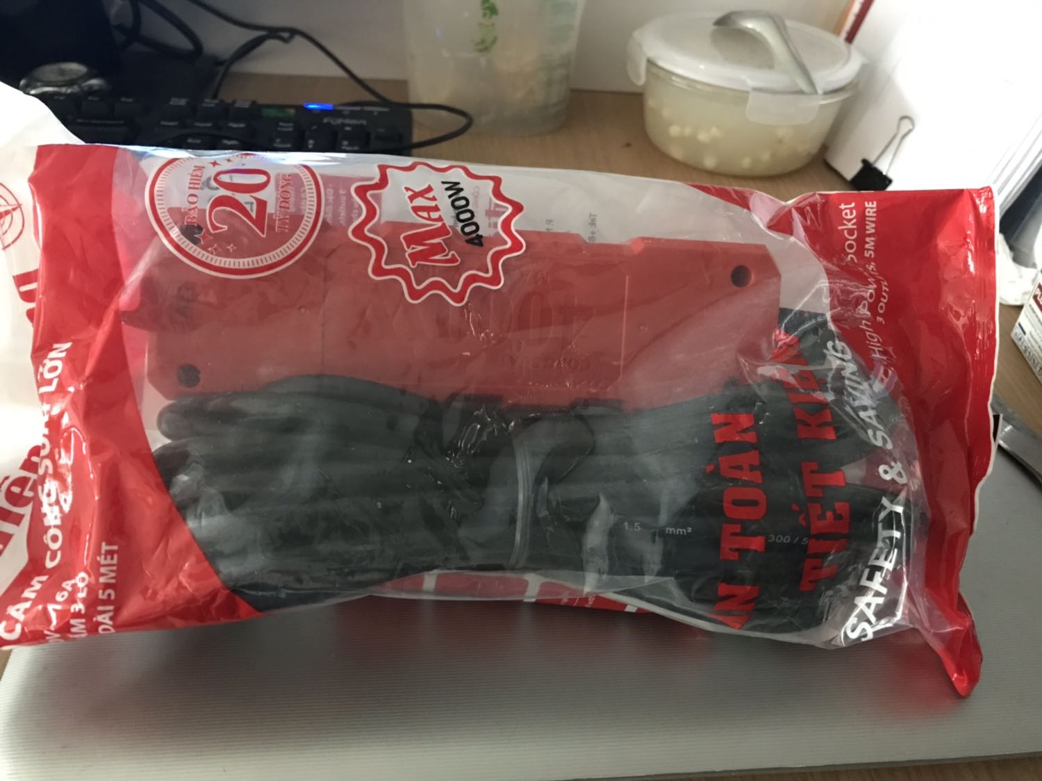 Ổ cắm đẹp, cắm nuột, ko phải dùng sức ấn phích cắm như loại ổ khác. Ổ công suất mạnh nên cắm cả nồi lẩu và ấm nước cùng lúc vẫn okay nếu khoảng 4000w, nhưng cần lưu ý công suất của nguồn cắm. Lưu ý khoảng cách thực tế để mua loại dây 2m hay 5m