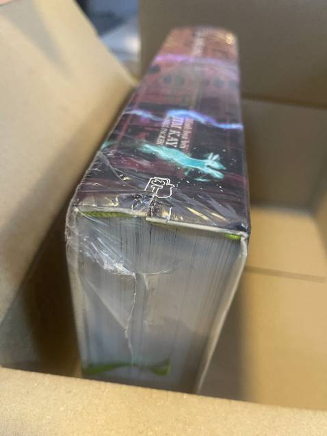 Tiki đóng gói quá tệ cuốn sách 3,5kg mà chỉ bỏ vào thùng mỏng thùng quá to sản phẩm xục xịch giao tới cấn móp lần thứ 1 đã yêu cầu đổi trả đã nhấn mạnh với nhân viên cskh là hãy note vào đóng gói kĩ giúp mình  vì sản phẩm giá trị cao và nặng. Nhưng có vẻ cô ta đã không  làm vậy, đổi trả lần thứ 2 vẫn cách đóng gói vô trách nhiệm và *** ngốc không  khác gì lần trước  và đương nhiên là sản phẩm giao tới LẠI cấn móp lần nữa  thậm chí còn cấn móp nặng hơn lần trước.  UPDATE là lần thứ 3 đổi trả vẫn đóng gói y như cũ và vẫn cấn móp nha. Đừng ai mua hết mua cuốn truyện cả triệu bạc mà giao tới cấn móp vậy mua chi