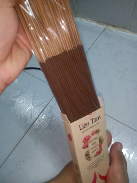 Sản phẩm dễ sử dụng sản phẩm đốt lên cũng có mùi nhẹ thôi không phải thơm mùi hoa sen tại vì sản phẩm làm từ đài sen cho nên không có thơm mùi hoa sen