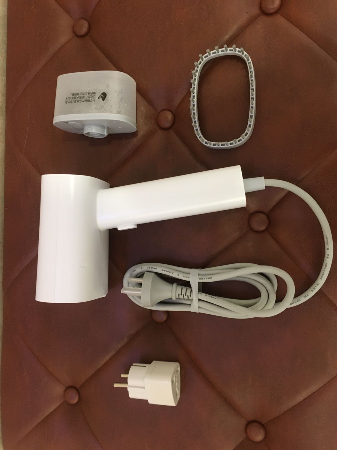 sau khi mua và sử dụng mình có một số đánh giá như sau:
1. Giao hàng: rất hài lòng vì tiki giao sớm hơn dự kiến, đóng gói kĩ.
2. shop rất chu đáo khi tặng kèm cổng phích cấm chuyển đổi 3 chấu thành 2 chấu
3. Bàn ủi cầm tay rất chắc chắn, hơi mạnh, thiết kế đẹp.
lúc mở bình chứa có động nước bên trong, bền hay không thì chắc phải sử dụng nhiều lần mới biết được!
ủi chất vải dày nên ủi lâu tí so với vải mỏng! Bình chứa nước nhỏ nên k đựng đc nhiều nước, nhưng cầm tay như vậy là ổn. sau khi mua và sử dụng mình có một số đánh giá như sau:
1. Giao hàng: rất hài lòng vì tiki giao sớm hơn dự kiến, đóng gói kĩ.
2. shop rất chu đáo khi tặng kèm cổng phích cấm chuyển đổi 3 chấu thành 2 chấu
3. Bàn ủi cầm tay rất chắc chắn, hơi mạnh, thiết kế đẹp.
lúc mở bình chứa có động nước bên trong, bền hay không thì chắc phải sử dụng nhiều lần mới biết được!
ủi chất vải dày nên ủi lâu tí so với vải mỏng! Bình chứa nước nhỏ nên k đựng đc nhiều nước, nhưng cầm tay như vậy là ổn.