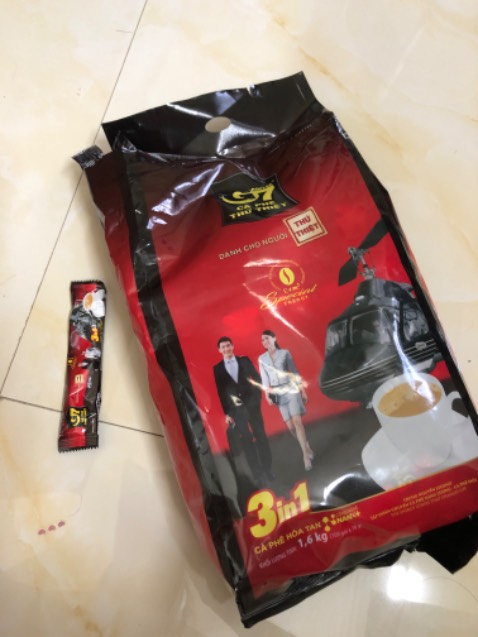 Shop đóng gói cẩn thân.lại còn tặng mã giảm giá hấp dẫn nữa cho nên tính cả phí ship rẻ hơn mua ở ngoài cửa hàng gần 20k ..loại 100 gói này vẫn giữ nguyên vị như loại 50 gói .có điều bao bì là loại đóng gói túi dài miệng nhỏ nên tiện lợi khi đổ vào cốc hơn là loại đóng gói hình chữ nhật miệng rộng của túi 50 gói vì miệng rộng cà phê dễ *** ra ngoài.cảm ơn shop.chúc shop buôn may bán đắt Shop đóng gói cẩn thân.lại còn tặng mã giảm giá hấp dẫn nữa cho nên tính cả phí ship rẻ hơn mua ở ngoài cửa hàng gần 20k ..loại 100 gói này vẫn giữ nguyên vị như loại 50 gói .có điều bao bì là loại đóng gói túi dài miệng nhỏ nên tiện lợi khi đổ vào cốc hơn là loại đóng gói hình chữ nhật miệng rộng của túi 50 gói vì miệng rộng cà phê dễ *** ra ngoài.cảm ơn shop.chúc shop buôn may bán đắt