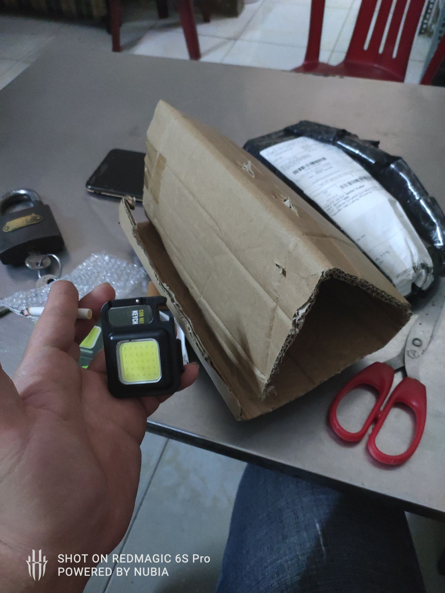 Giáo Hàng sai, ko đúng sự thật đặt đèn pin cầm tay giao đèn móc khoá. 
Yêu cầu tiki xử lý thích đáng