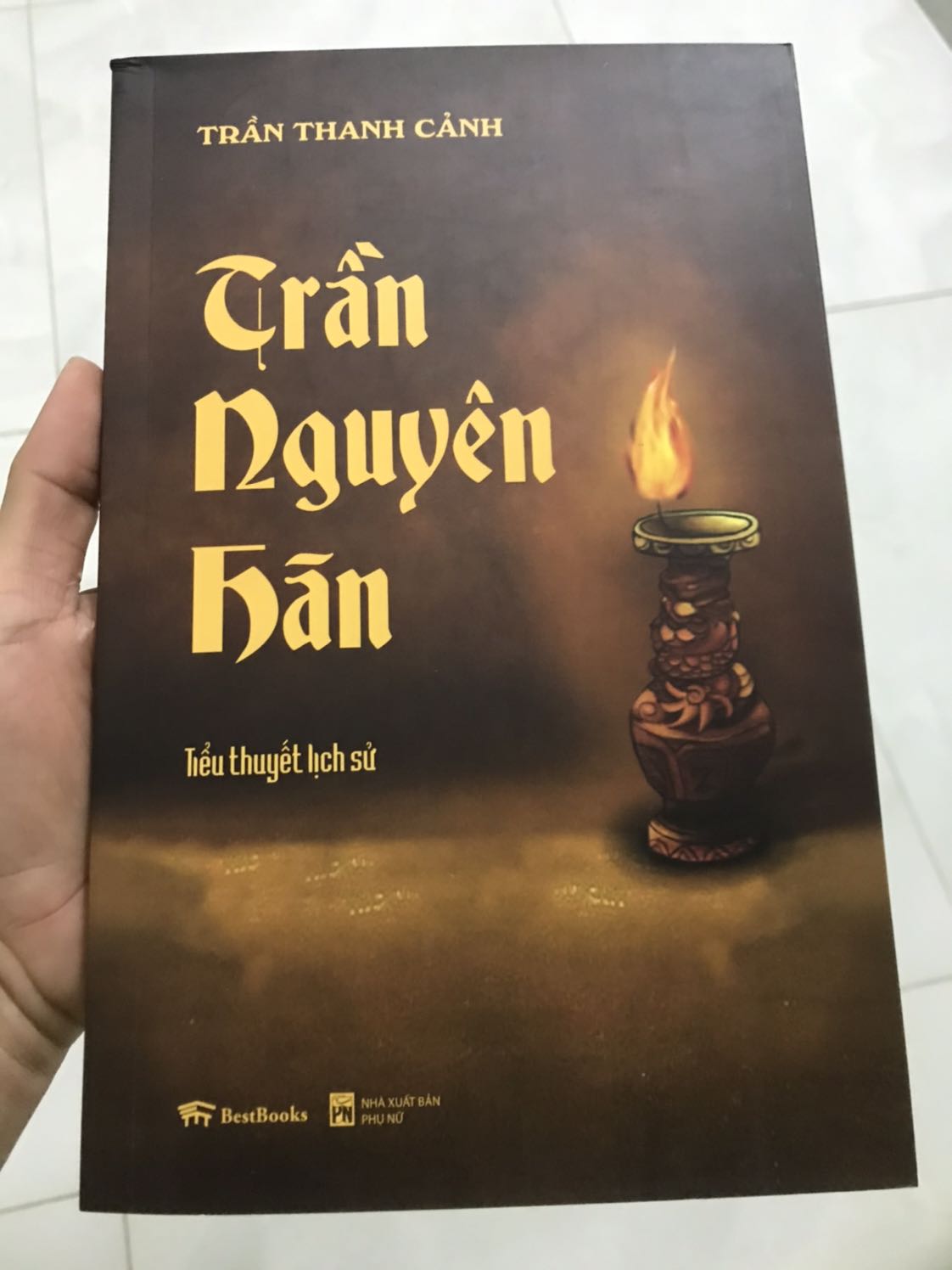 Chất lượng tốt. Nội dung truyện lôi cuốn lắm. Dù biết là một phần của lịch sử mà đọc xong vẫn thấy buồn.
