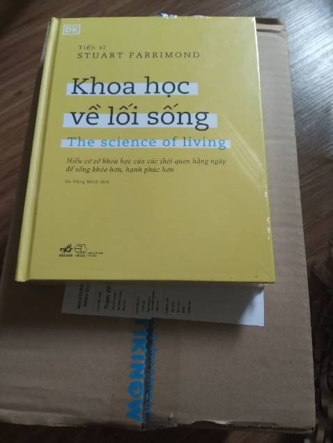Giao hàng nhanh, đóng gói cẩn thận, sách bìa cứng đẹp, nội dung hay .( bìa trình bày hơi đơn điệu )
