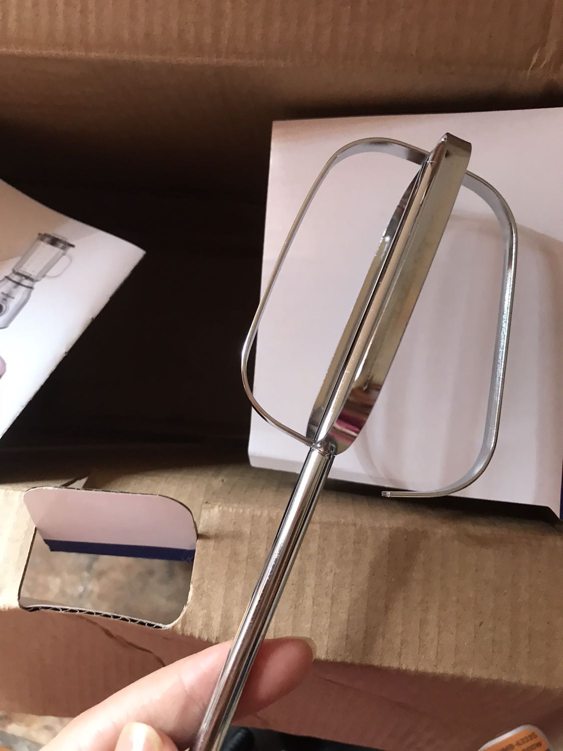 Hàng vừa mở ra đã thấy bung mối hàn trong khi hộp bên ngoài nguyên vẹn. Vậy tức là không phải do đơn vị vận chuyển mà do người giao hàng không kiểm hàng trước khi giao. Đặt hàng từ ngày 22, dự kiến giao hàng ngày 31. Mà đến tận ngày mùng 4 mới giao. Lâu hơn giao hàng quốc tế.