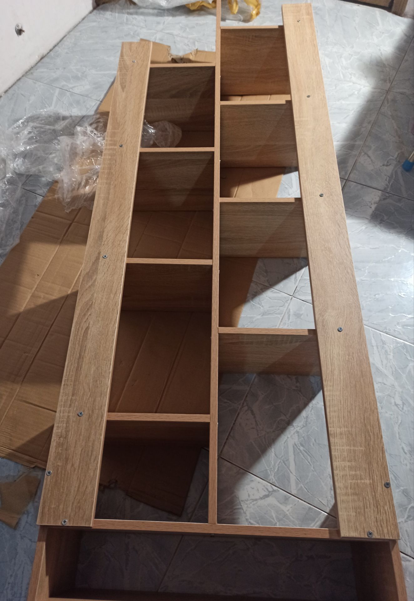 Quá rẻ cho 330 ngàn cả ship.

Mặc dù đã nghiên cứu kỹ nhưng vẫn phải gỡ ra vài lần đó lắp sai. Mất tới 3 tiếng để hoàn thành, và đau cổ tay mấy ngày sau. Giá sách nặng. Lớp phủ rất mỏng nên chỉ cần vật cứng đụng vào mép góc là vỡ rồi. Kết nối chịu lực bằng mấy con vít nhỏ nên hạn chế để đồ nặng. Nói chung giá này cho 1 cái kệ trưng bày thì rất hài lòng. ?