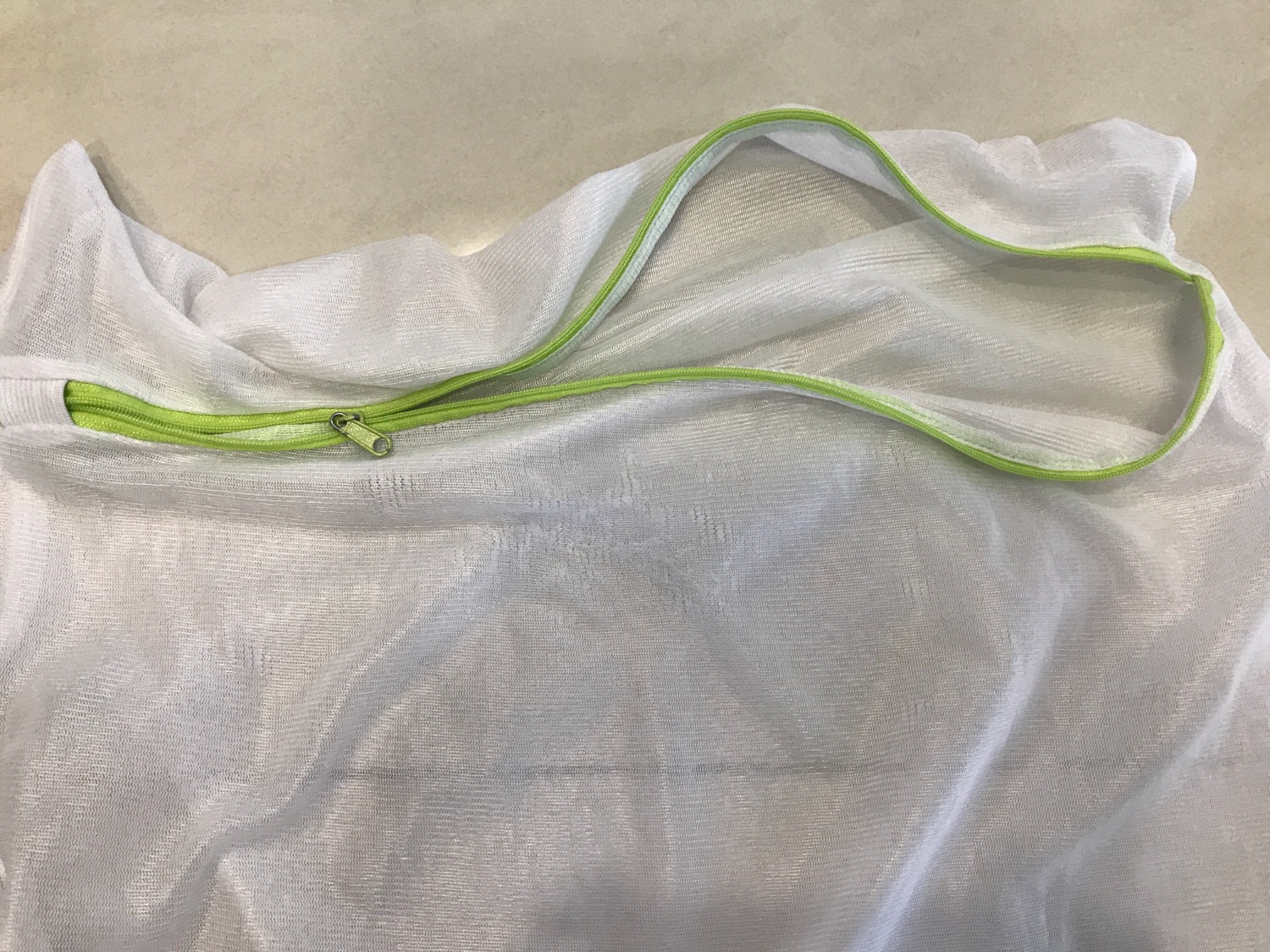 tôi có sử dụng lưới giặt (hình lưới dây kéo màu xanh lá) gần 1 năm. tuy nhiên dây kéo sử dụng cũng lâu nên hư. tôi thấy đánh giá sản phẩm này khá tốt nên mua của đơn vị bán hàng "kosuytu". Tuy nhiên sau 1 lần giặt, tôi đã bị hư dây kéo, điều này khiến tôi khá thất vọng, vì sản phẩm không giống mô tả, nhưng tôi nghĩ là cũng là lưới giặt, nên cũng hao hao giống nhau, nên tôi không đổi trả và vẫn mở ra sử dụng. Tôi thông tin để các bạn lưu ý nhà bán hàng này và sản phẩm kém chất lượng như trong hình.