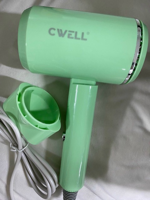 chất liệu máy rất xịn ạ, máy sấy nhanh khô tóc mà nhiệt nhẹ lên không bị ảnh hưởng tóc. mọi người nên mua nhé