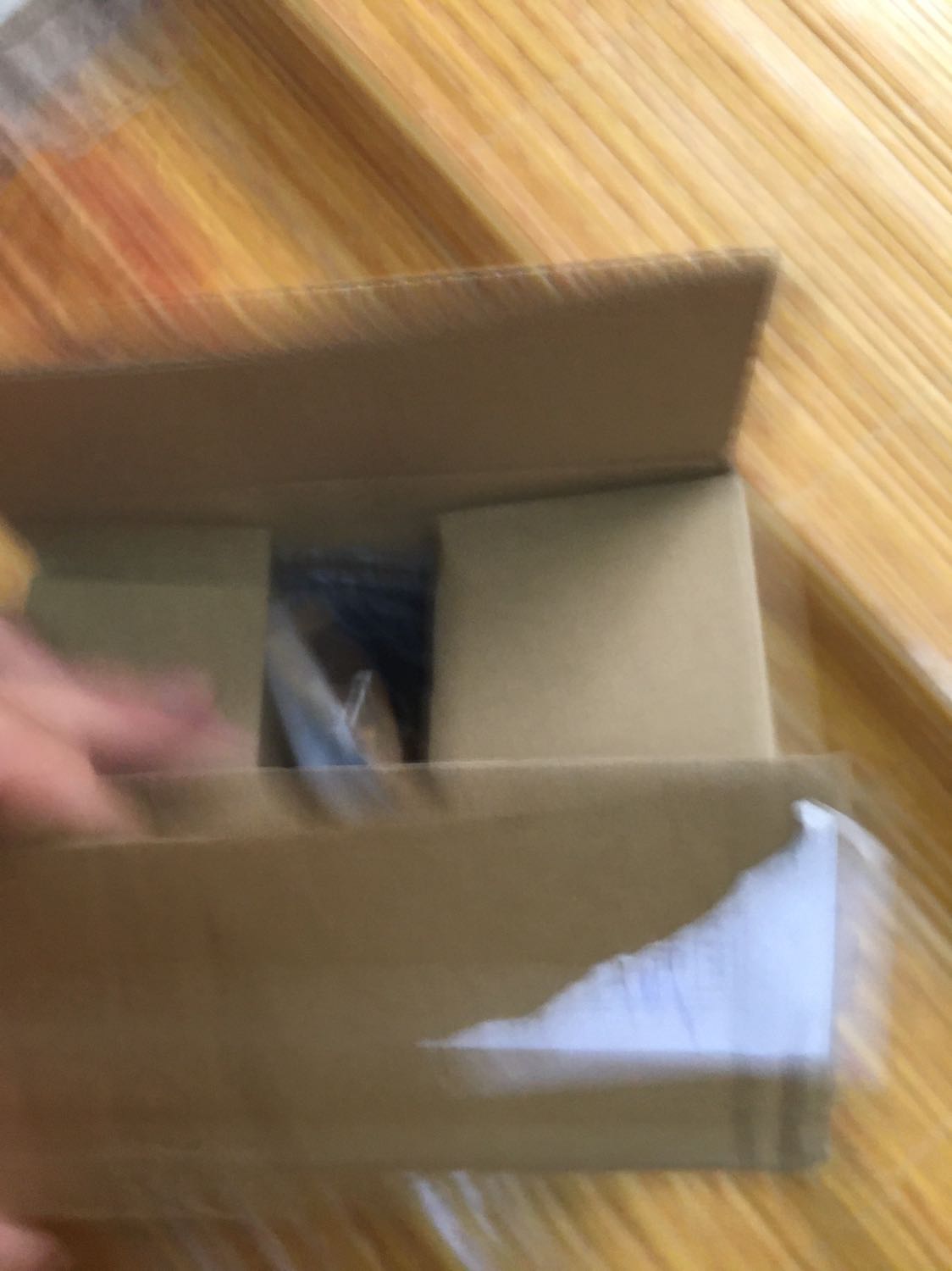 Rất đẹp. Nhận hàng mà ưng ý quá trời quá đất luôn. Tiki bán hàng rất tin tưởng. Đẹp về mẫu mã. Đồng hồ rất nặng, sáng bóng, dây mềm mại, rất êm tay. Hàng chất nên rất hài long, sản phẩm có phiếu bảo hành. Hộp chính hãng, đóng gói chắc chắn. Cho shop năm sao nhé, chúc shop buôn may bán đắt. Sẻ ủng hộ thêm cho shop