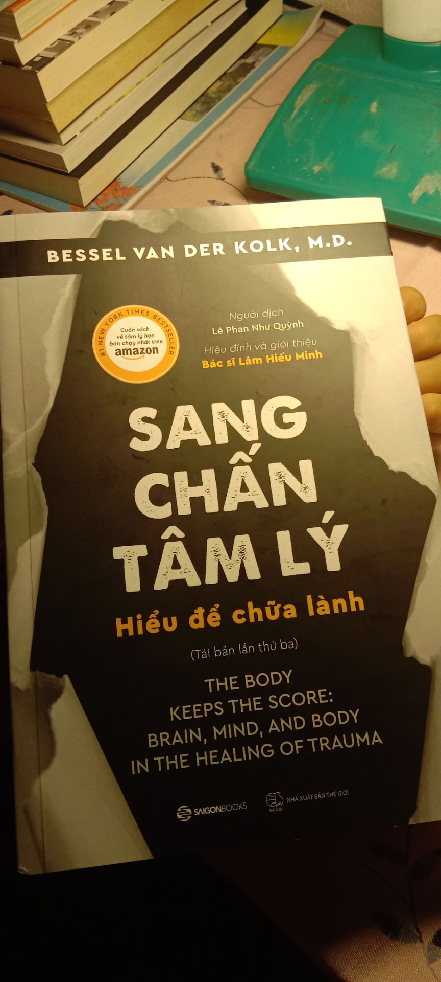 Chờ sách hết mình sách về hết hồn ạ. Là 1 người quý sách tôi k thể chấp nhận được trường hợp như này. Sách thì không được bọc cẩn thận . Về méo cả khung sách . Chưa đọc mà muốn sang chấn tâm lý luôn ấy. Trước giờ mình rất giữ gìn sách nên lần này thất vọng thật sự về tiki. Mong tiki sẽ sửa đổi cách gói hàng và vận chuyển tốt hơn.