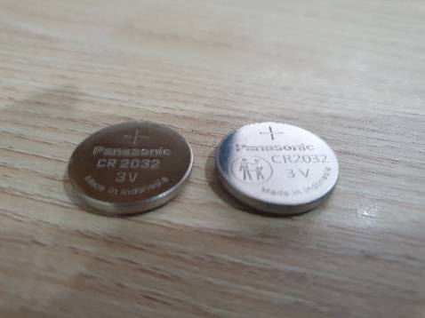 Pin này ko được xịn lắm đâu. Chất lượng nhìn đểu đểu sao á. Tôi có viên pin thay từ chìa khóa xe ra nhìn nó sắc nét hơn hẳn. Thà bán hàng xịn giá cao tôi vẫn mua vì đở phải thay pin nhiều lần, còn hơn bán hàng kém chất lượng. Trong hình viên bên trái là pin xịn của chìa khóa thay ra, còn viên bên trái là pin mua , nhìn nó ko sắc nét tí nào.