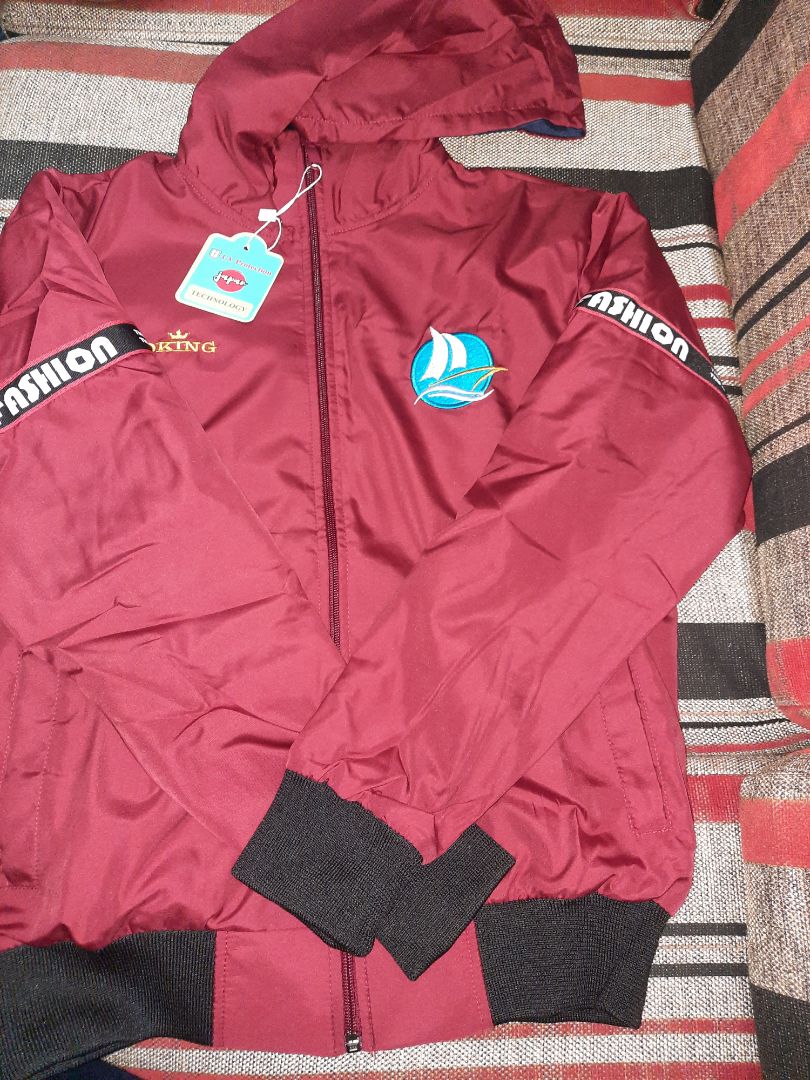 Hàng đẹp y hình, áo có túi trong rất tiện. Đóng gói cẩn thận , kèm thư cám ơn và catologe sp rất chuyên nghiệp. Xứng đáng để mua.