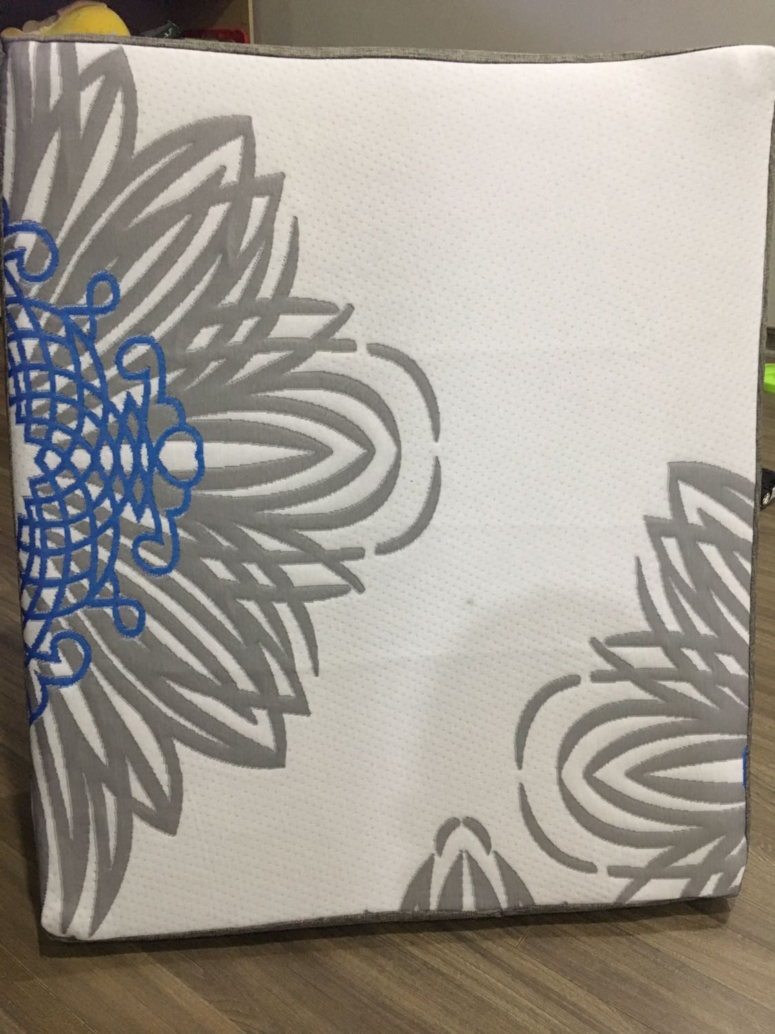 Gối êm không cứng cũng đc không quá mềm nên nằm thấy rất thoải mái. Tưởng cao mà cũng không quá cao nhé. Tuy nhiên nếu dài ra tí nữa thì tốt hơn, cái này dài 70cm vẫn thấy chưa thoải mái lắm