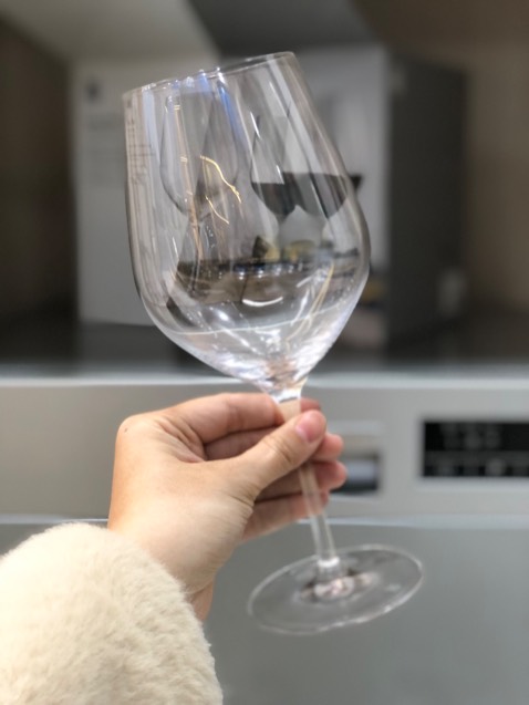 Chất lượng hoàn thiện tuyệt vời, cảm giác cầm thấy khá sang trọng, xứng đáng với giá tiền