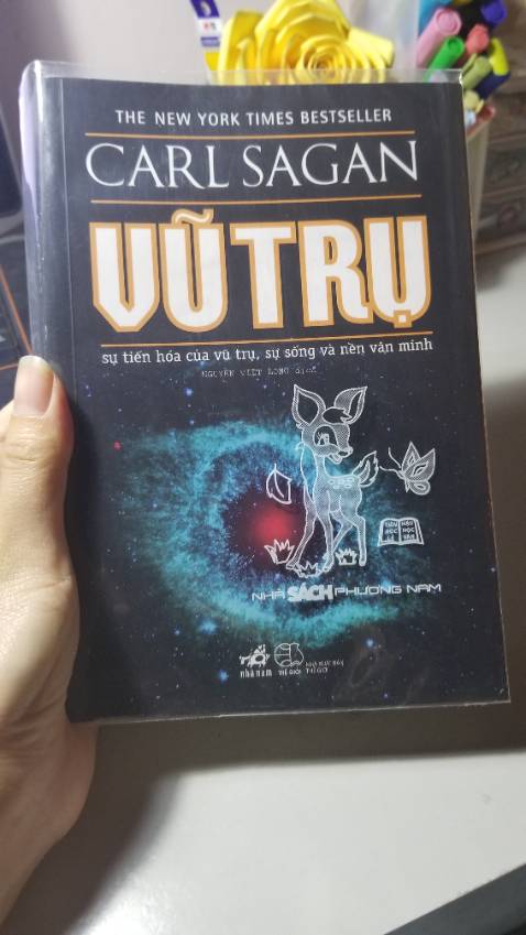 Ship quá nhanh, đặt hôm trước hôm sau đã nhận được hàng. Tuy nhiên hàng không được bọc chống sốc
Nội dung: mình chưa đọc xong nhưng nhìn chung bác Carl đã giải nghĩa và viết dễ hiểu nhất có thể. Lĩnh vực thiên văn học, không gian hay vũ trụ khá khó hiểu, bác đã truyền tải bằng nhiều phương thức khác nhau (lịch sử, thực tế, câu truyện...) vừa khơi gợi sự hứng thú vừa để độc giả hiểu trọn vẹn nhất. Highly recommend cho mọi người có đam mê vũ trụ giống mình nhé 👌