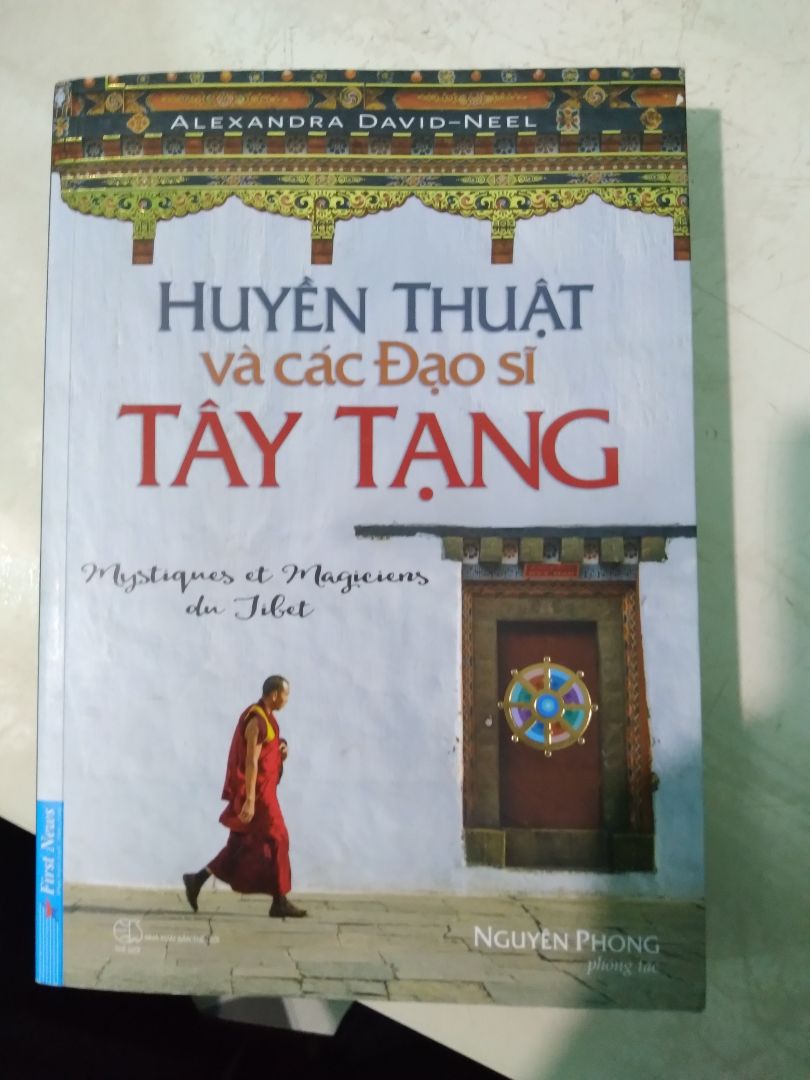 cuốn này của NP mình thấy có vẻ đi quá sâu vào những thứ huyền ảo, siêu nhiên, rất lạ lùng và có nhiều điểm còn đáng nghi ngờ, hơi thất vọng 1 chút, vẫn là lời văn cũ, cách diễn đạt cũ nhưng nội dung khiến mình k hài lòng lắm