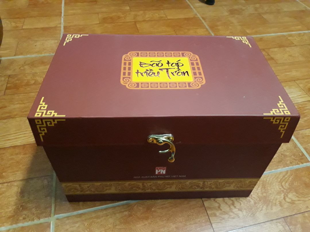 Trồi ôi sách không thể đẹp hơn luôn ấy ạ, giao hàng lại cực nhanh. Tối qua vừa đặt sáng nay đã có luôn rồi. Mình thích sử nên có bộ này như có rương báu ấy. Cái hộp lại xịn không thể nói. 500k quá hời vì mik thấy cạnh hộp ghi giá là 750k.